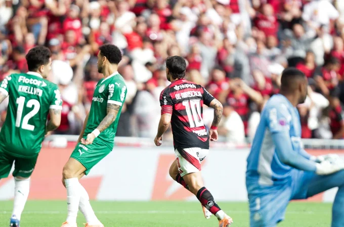 Flamengo vence Palmeiras em jogaço e iguala pontuação do líder do Brasileiro