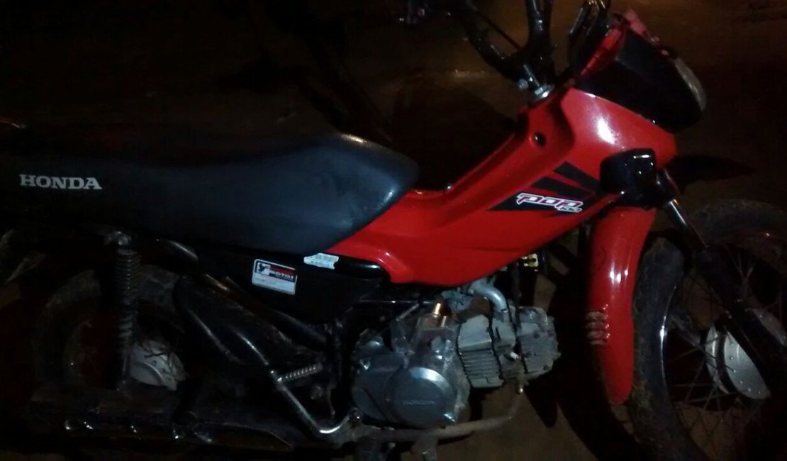 Motocicleta roubada é recuperada no bairro Santa Esmeralda, em Arapiraca