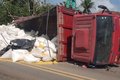 Caminhão carregado com sacos de ração tomba na zona rural de Taquarana