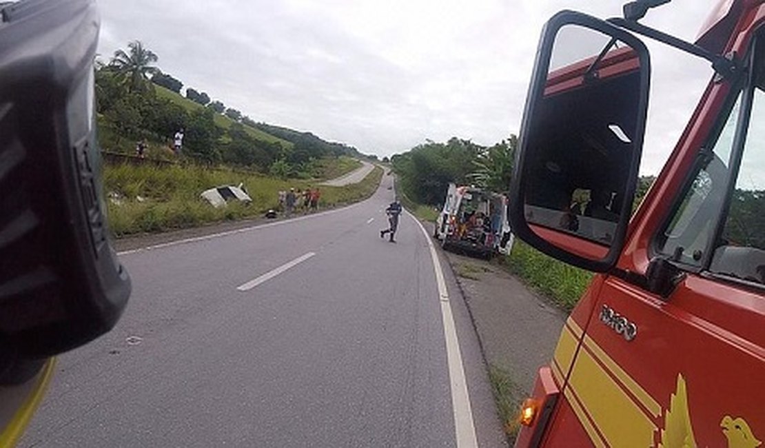 Veículo sai da pista e capota na rodovia BR-101; motorista sai ileso