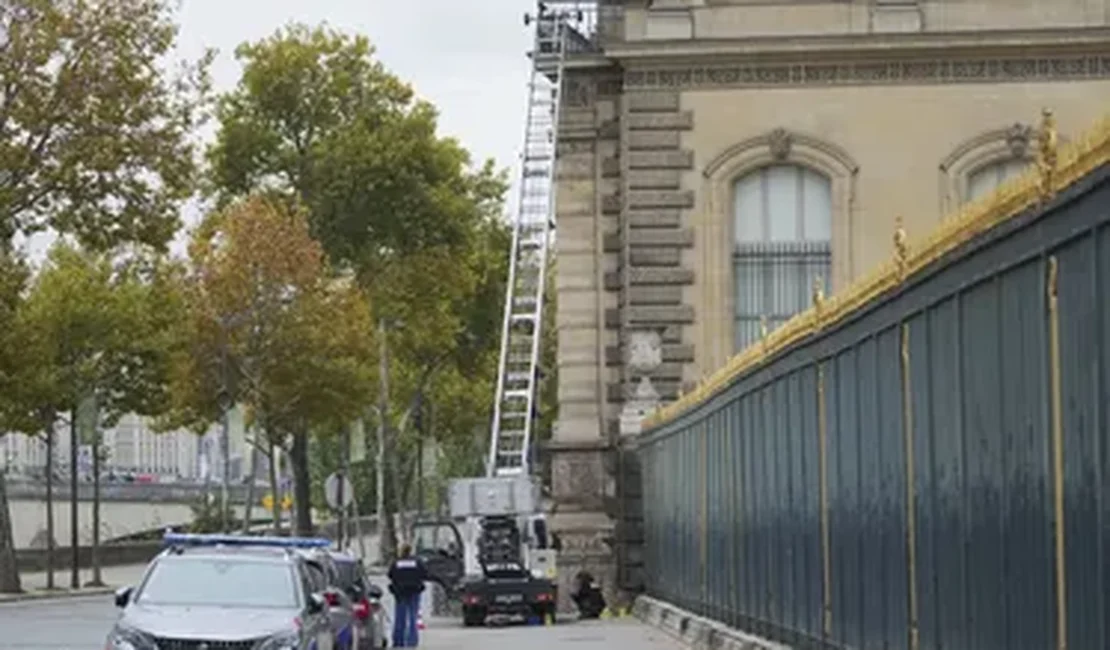 Dois suspeitos do roubo no Louvre admitem envolvimento no furto de joias