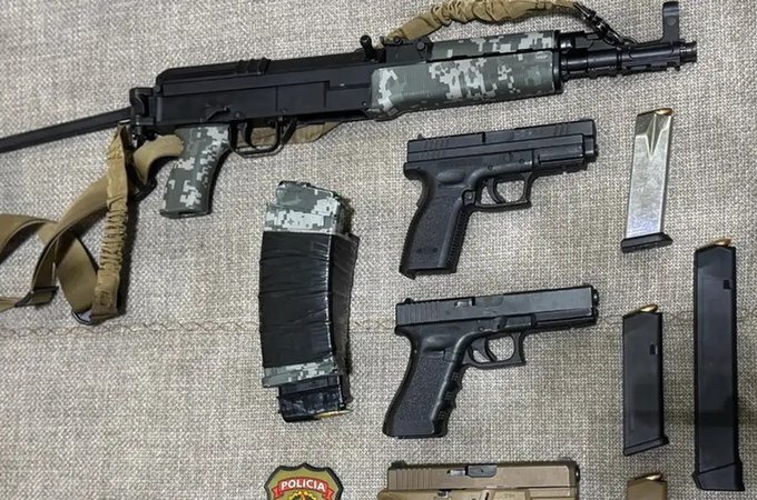 PM do Rio apreende fuzis e granadas em ação contra o crime organizado