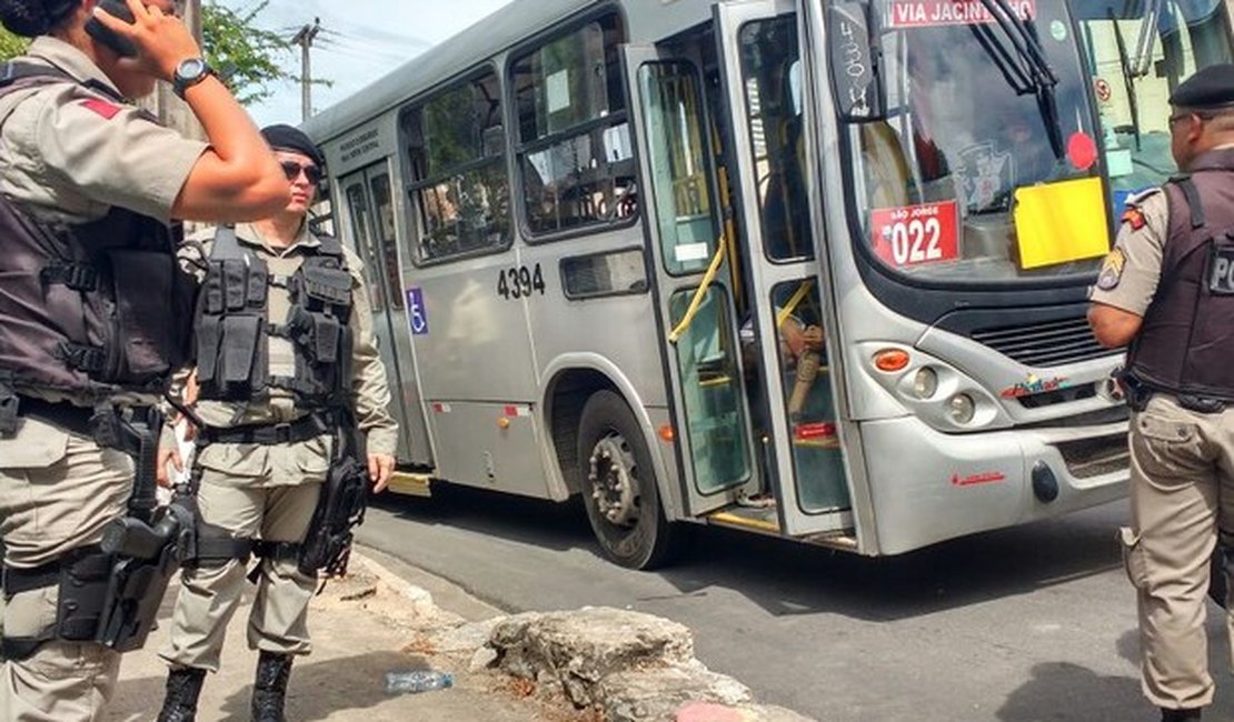 Três delegacias devem investigar assalto a ônibus que deixou mortos em Maceió