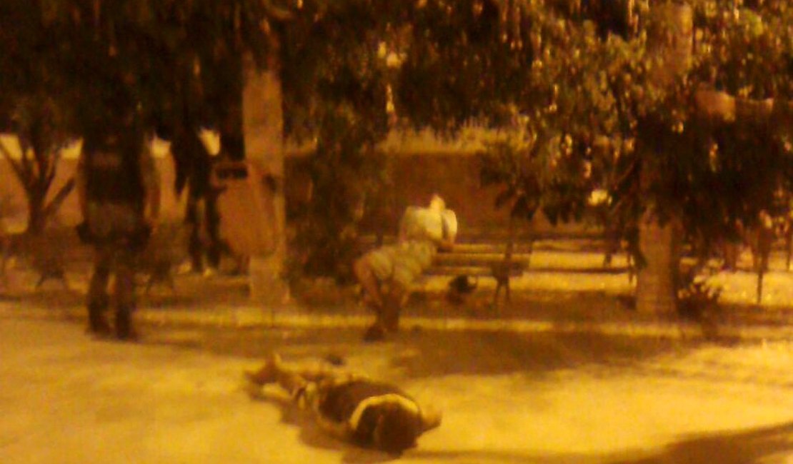 Dois jovens são assassinados em praça do bairro Primavera