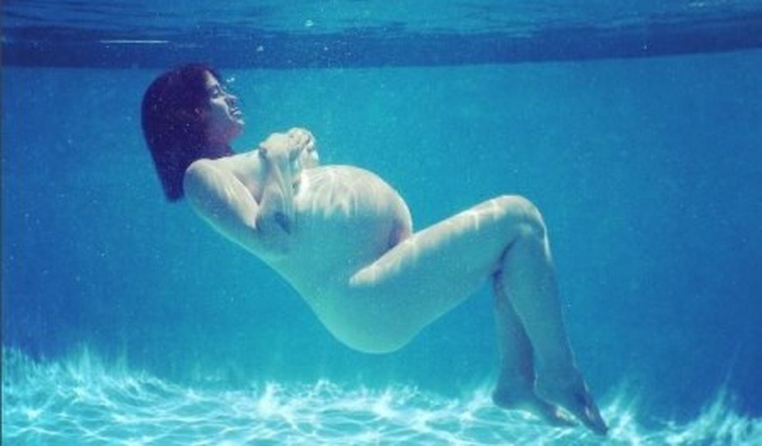 Alanis Morissette  ganha chuvas de elogios em foto nua mergulhada na piscina