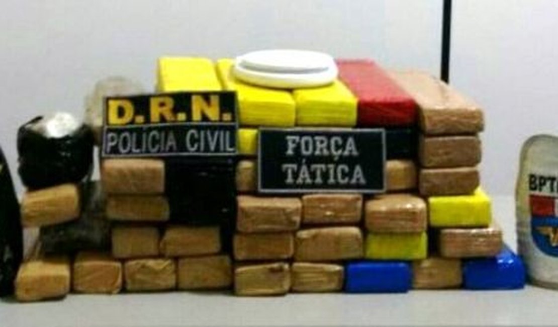 Homem é flagrado com 45 quilos de maconha escondidos em terreno perto de casa