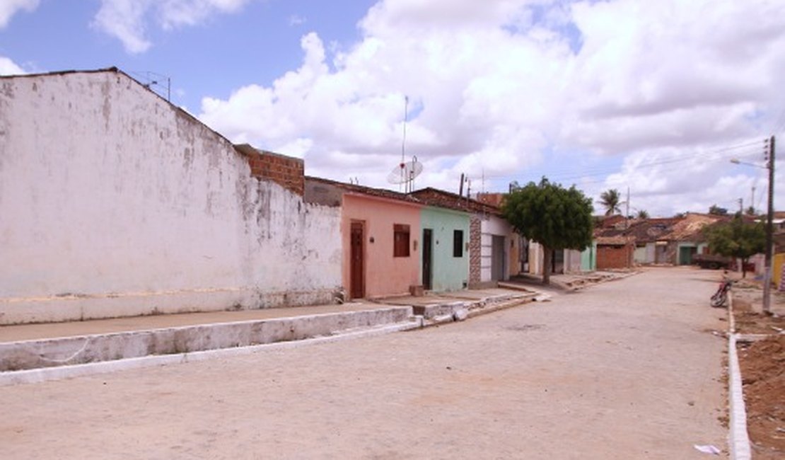 Prefeitura entrega ruas pavimentadas no bairro Primavera