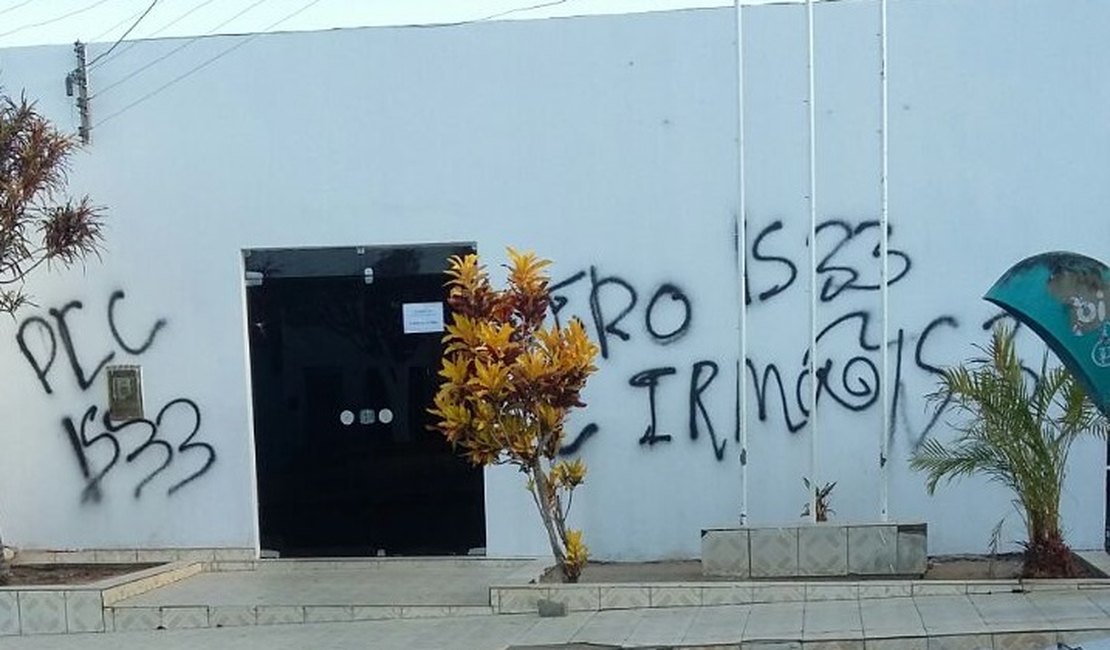 Prédio da prefeitura de Olho D’Água Grande é pichado por membros do PCC