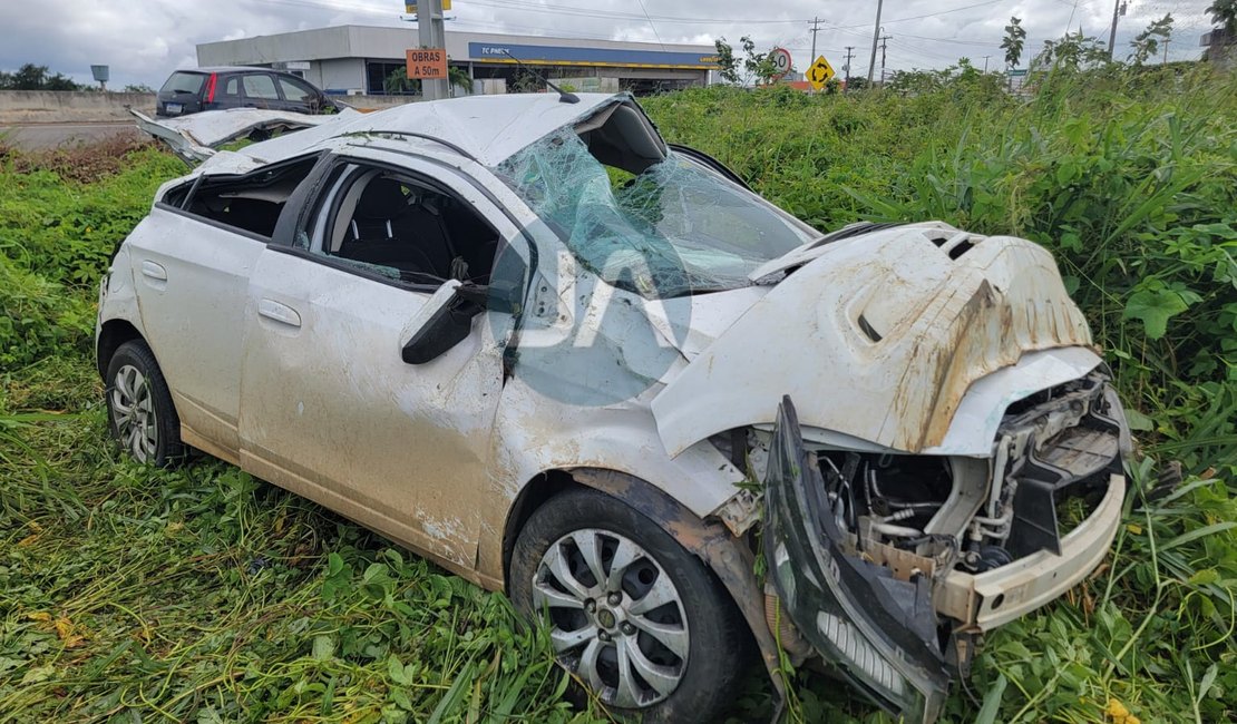 Veículo perde o controle, capota quatro vezes e ocupantes ficam ilesos, na AL-220 em Arapiraca