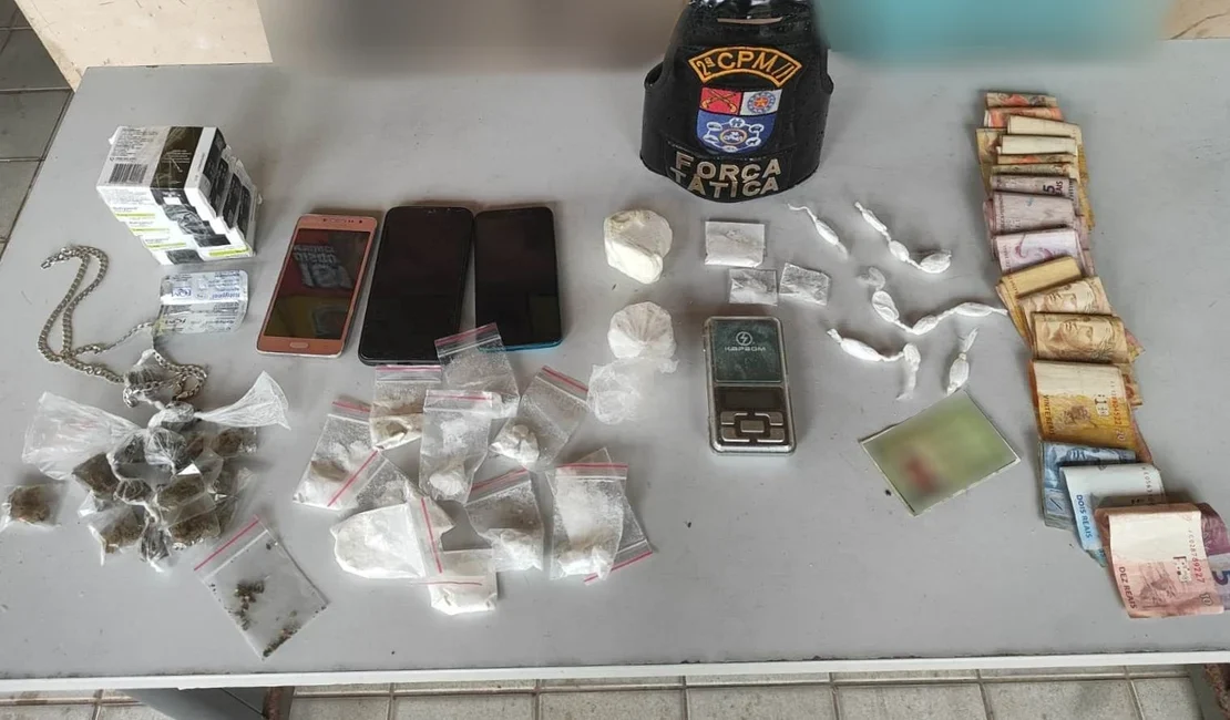 PM prende dois homens por tráfico de drogas em grota de Maceió