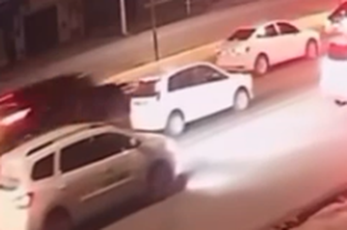 Em vídeo, motorista que provocou engavetamento envolvendo sete carros aparece em alta velocidade antes do acidente; assista