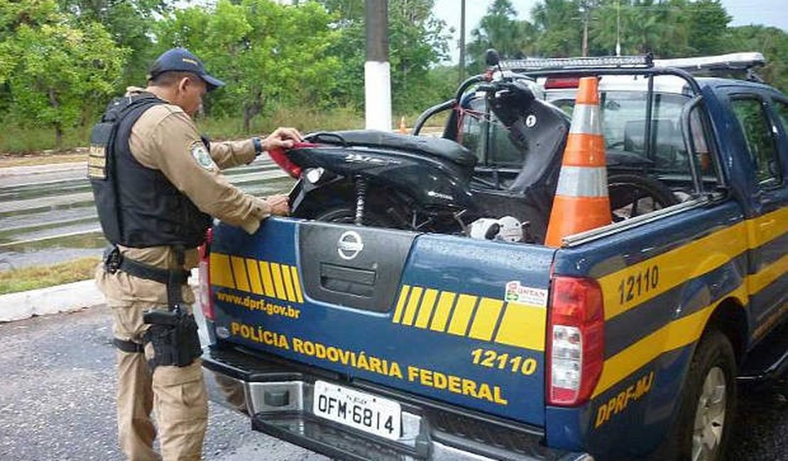 PRF detém motociclista inabilitado por direção perigosa, em Junqueiro/AL