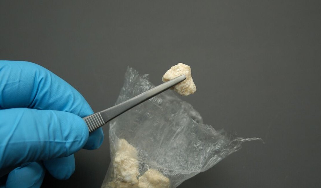 Homem que estava vendendo crack em esquina é preso com 65 pedras da droga no Manoel Teles