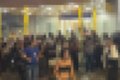VÍDEO: Jovem entra em possível surto psicótico na porta de centro universitário em Maceió