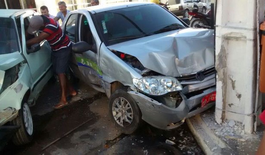 Dois veículos se envolvem em acidente no Centro de Arapiraca