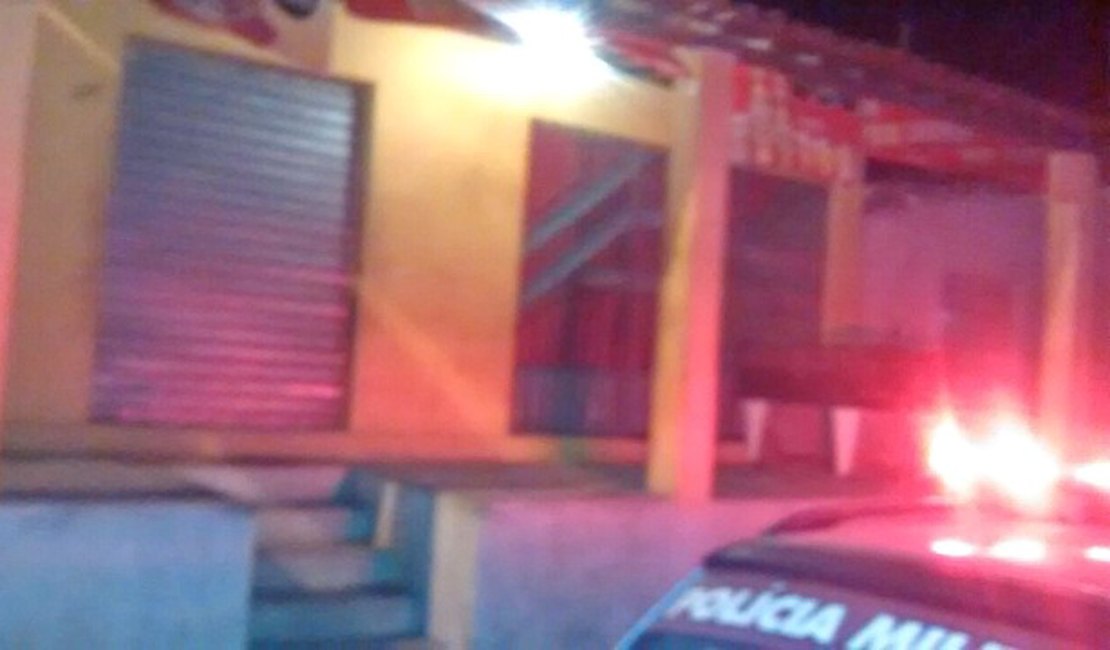 Criminosos tentam matar três jovens em bar de Quebrangulo