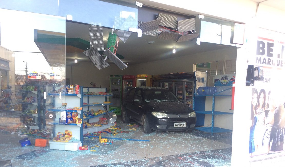 Veículo invade loja de conveniência de posto de combustíveis em Arapiraca