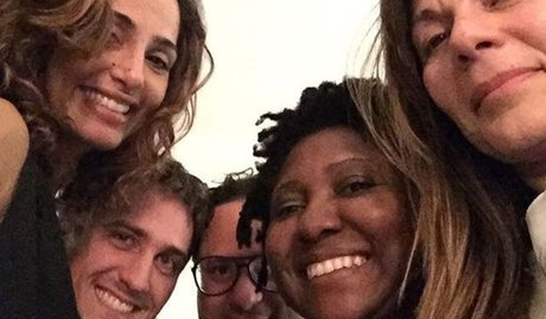 Camila Pitanga posta foto com Igor Angelkorte em clima descontraído