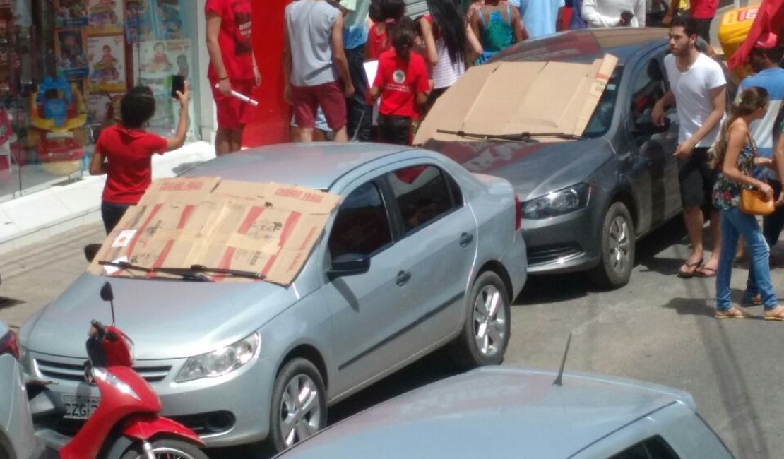 Grupo de vândalos amedronta comerciantes durante protesto em Arapiraca