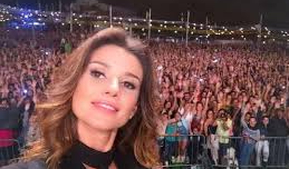 Paula Fernandes alfineta Faustão durante show em Portugal