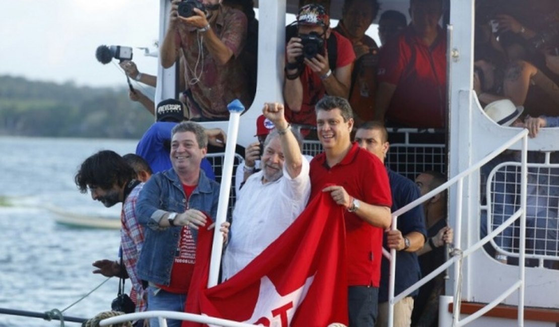 Ao chegar a Alagoas, Lula diz que reformas 'destroem conquistas do trabalhador'