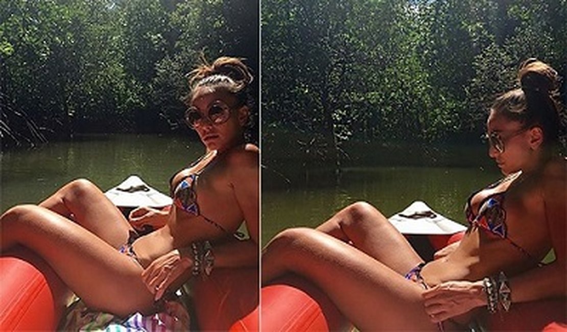 Sabrina Sato exibe curvas em passeio de barco na Tailândia
