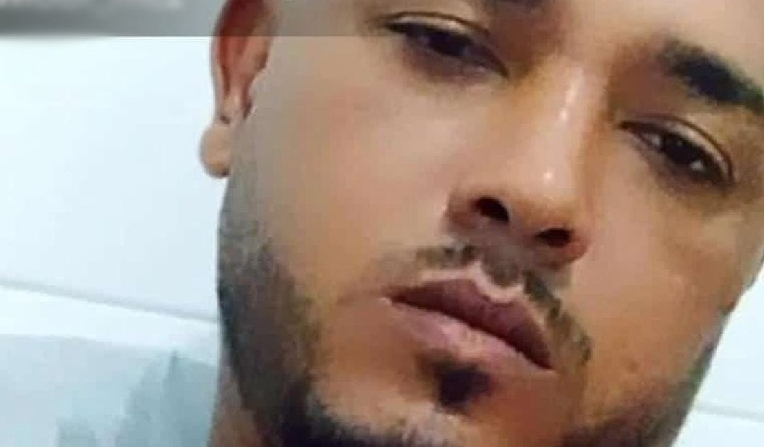 Dupla armada invade residência e mata homem deitado em cama, em Maceió