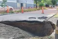 Idosa de 60 anos cai em cratera que se abriu em Maceió