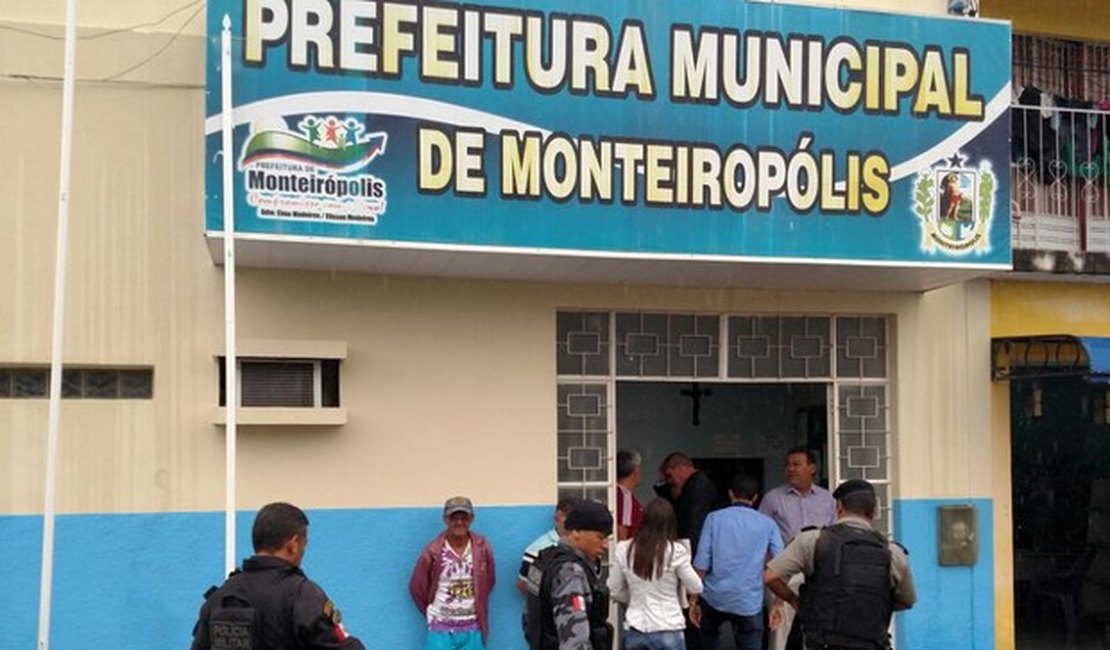 Gecoc cumpre mandados na prefeitura de Monteirópolis, AL