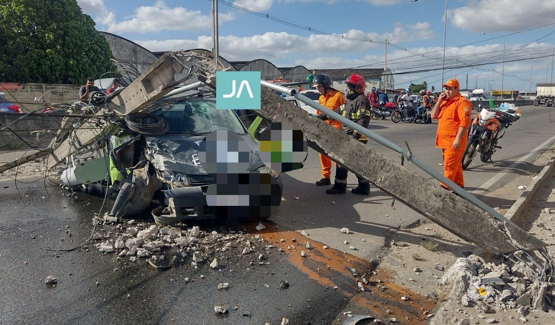 Motorista de empresa perde controle de carro e bate em veículo e poste de energia, em Arapiraca