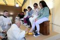 Papa Francisco lava pés de 12 mulheres em presídio de Roma