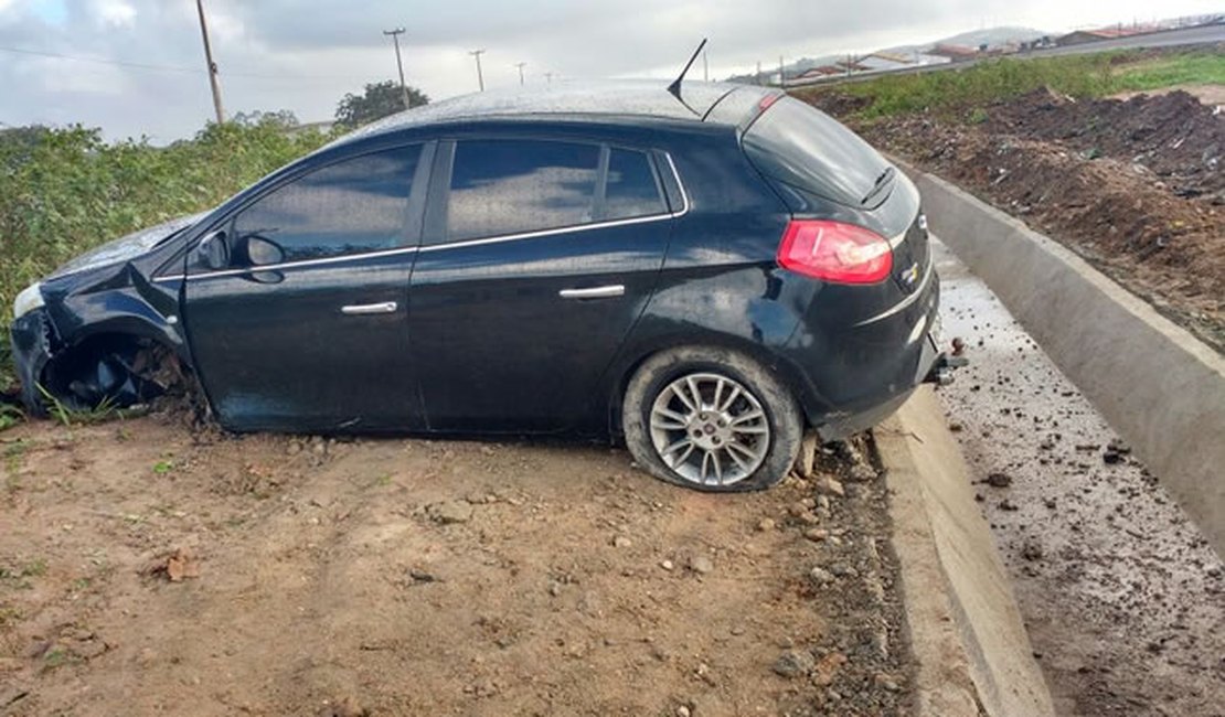 Condutor perde controle da direção e carro colide em vala na AL-110, em Arapiraca