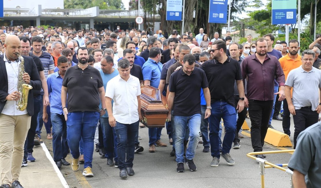 Antônio Holanda é sepultado sob forte comoção em Maceió