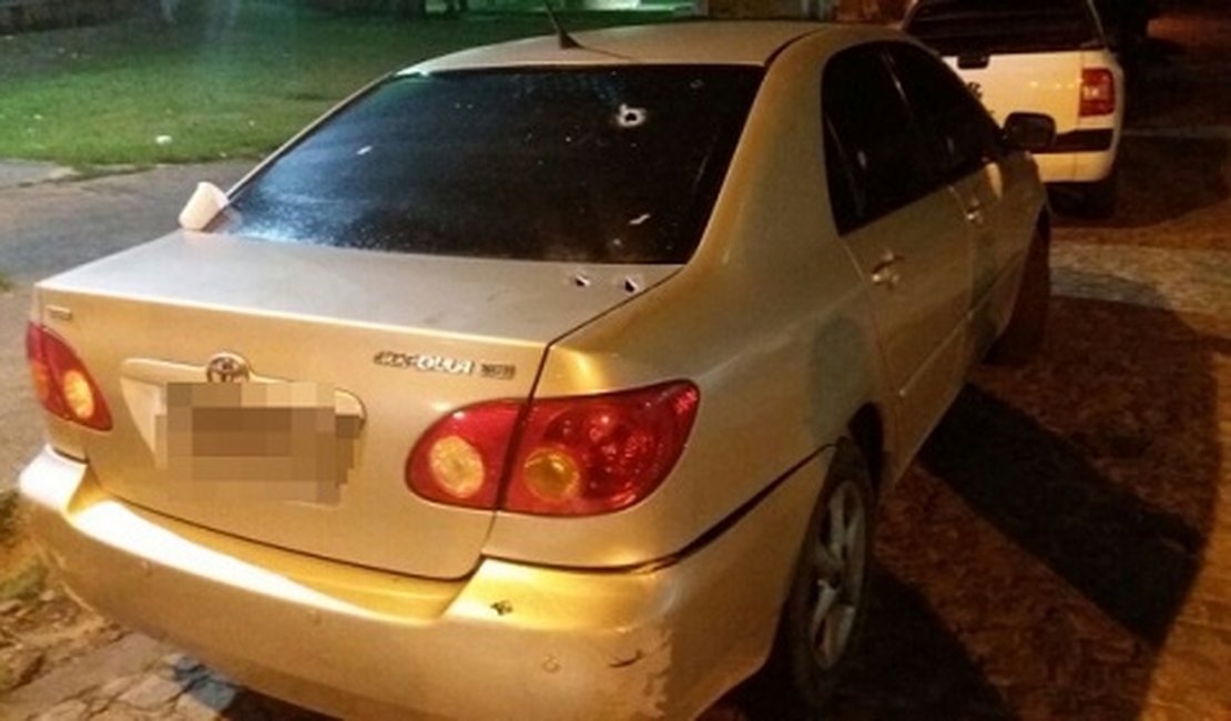 Criminosos disparam contra veículo durante a madrugada, em Penedo