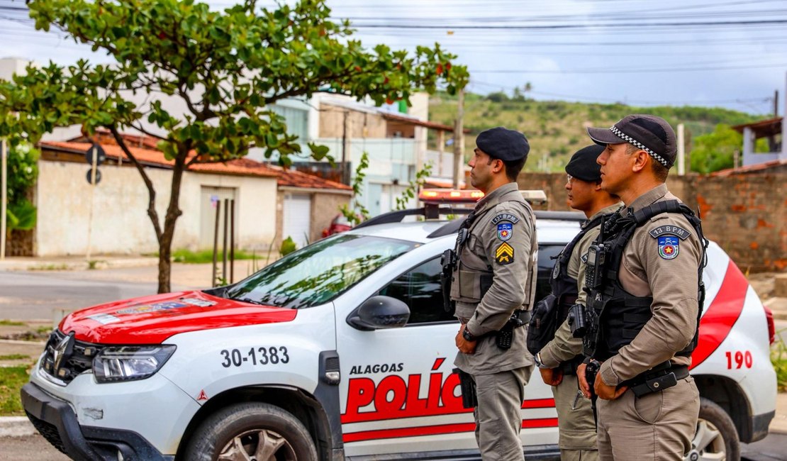PM cumpre mandado de prisão contra homem condenado por tráfico no Jacintinho, em Maceió