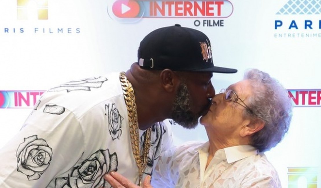 Mais inusitado impossível: Mr. Catra dá selinho em Palmirinha