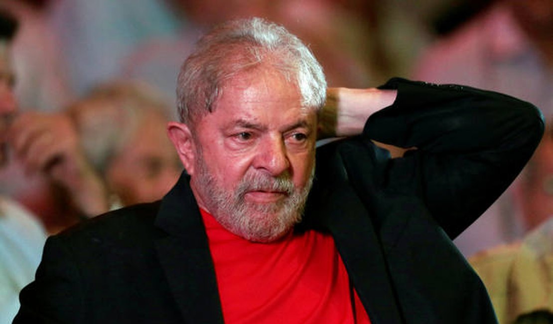 Lula sai a pé da sede do Sindicato dos metalúrgicos e se entrega à Polícia Federal