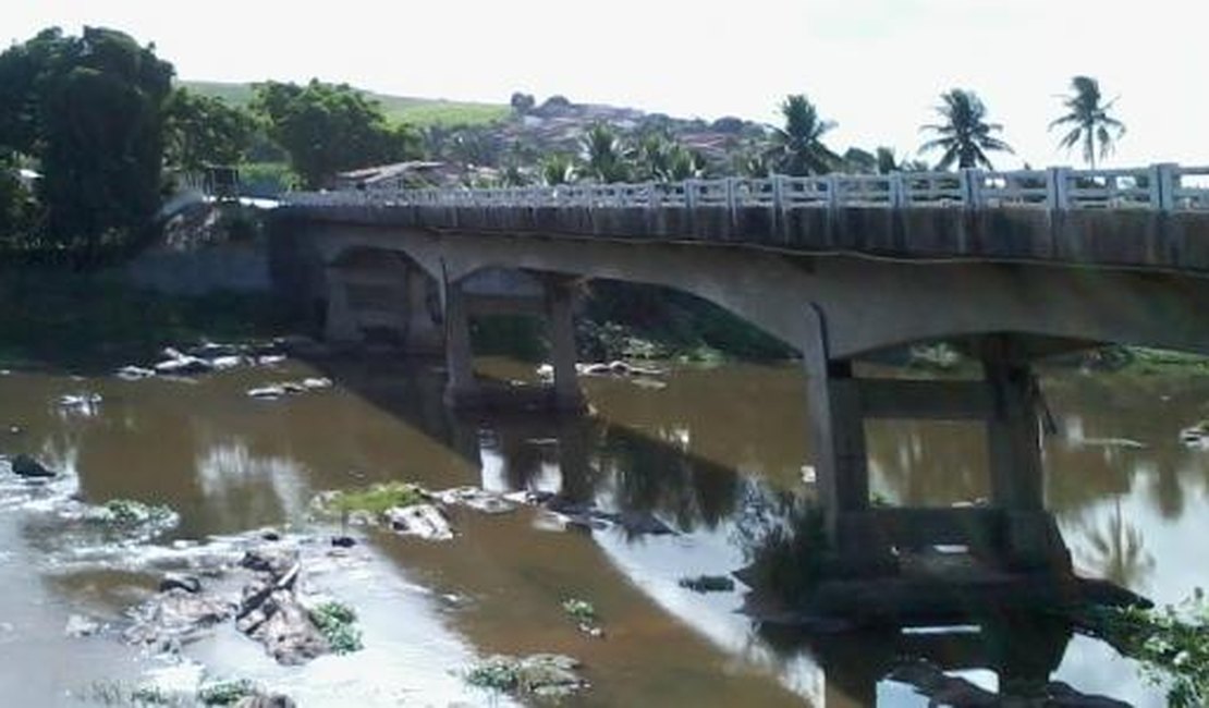 Homem é encontrado morto boiando no Rio Paraíba, em Atalaia