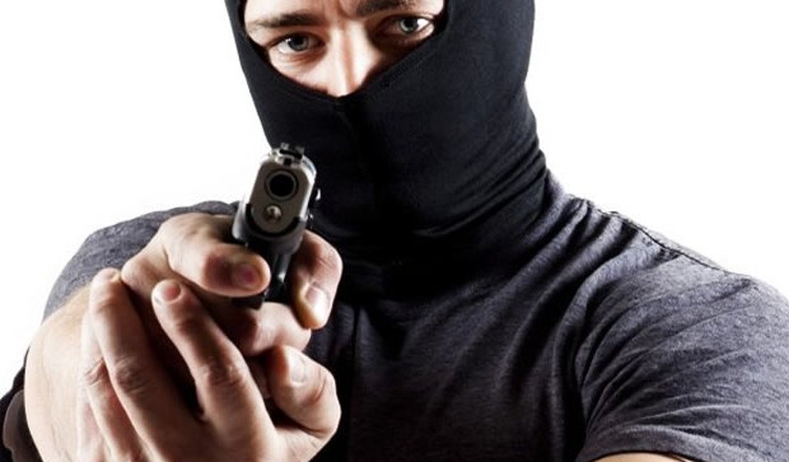 Criminosos armados assaltam loja da Rua Sertanejo Alagoano, em Arapiraca