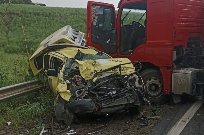 Caminhão destrói viatura da PM e militares se salvam por milagre na BR-101, no interior de Alagoas
