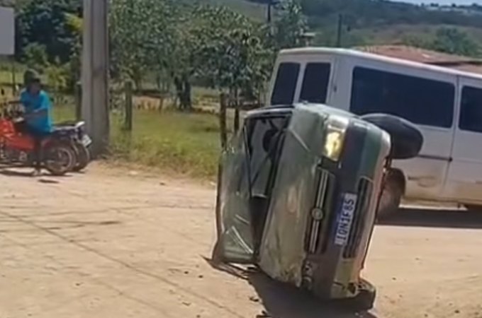 Acidente entre carro e van deixa feridos na AL-130, no Sertão alagoano