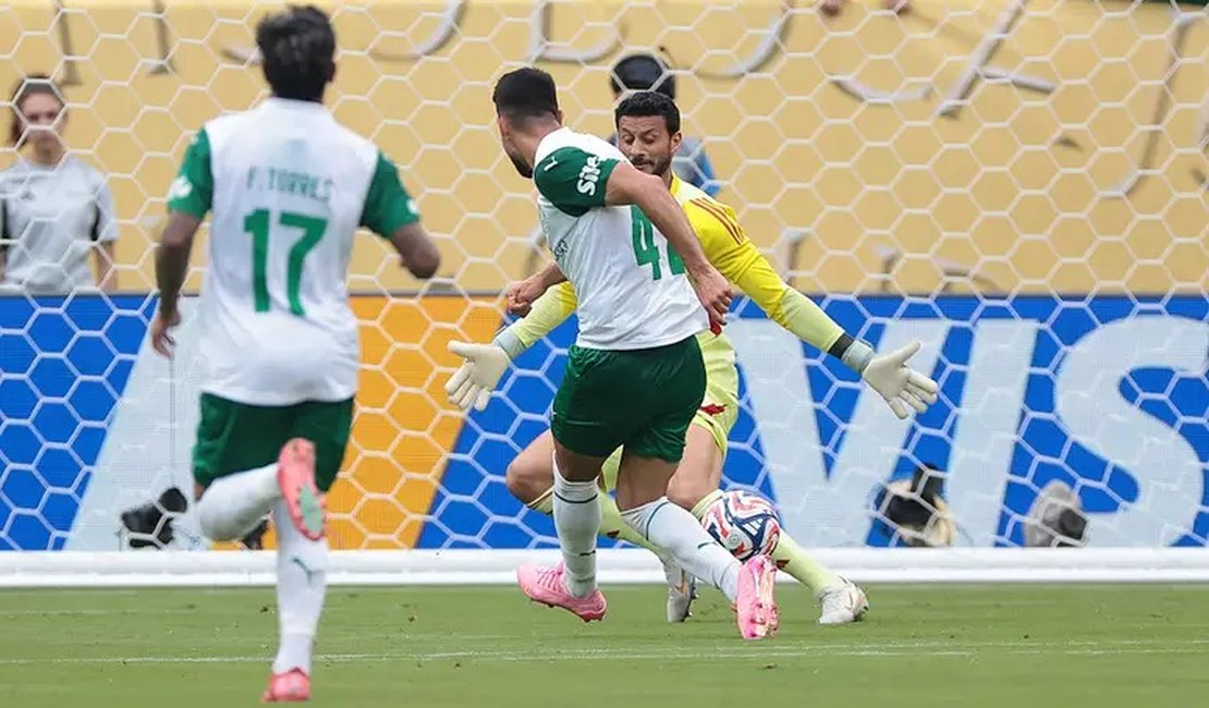Em jogo com VAR e alerta de tempestade, Palmeiras conquista a 1ª vitória no Mundial