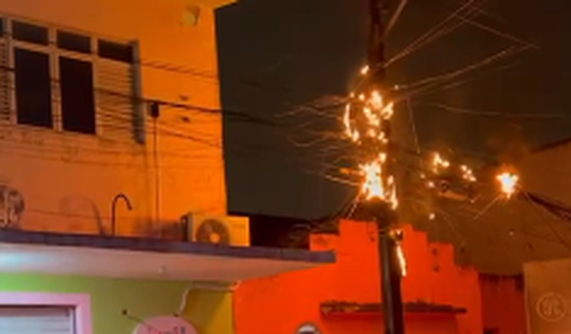 Poste de energia elétrica fica em chamas durante a madrugada no Centro de Arapiraca
