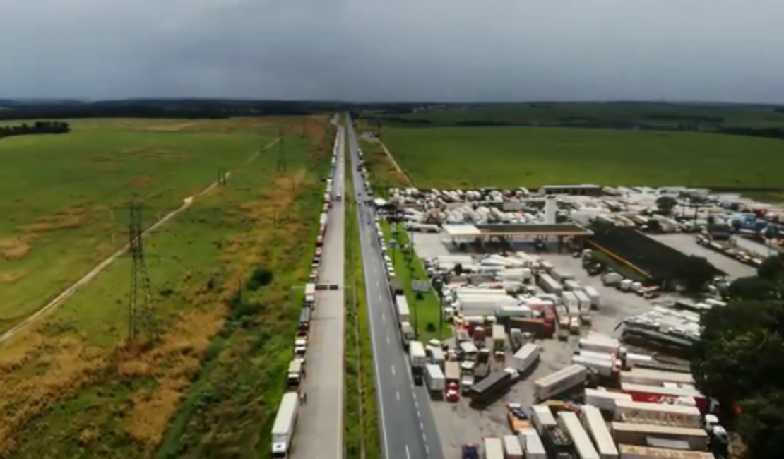 Forças policiais negociam saída de caminhoneiros das margens da BR 101