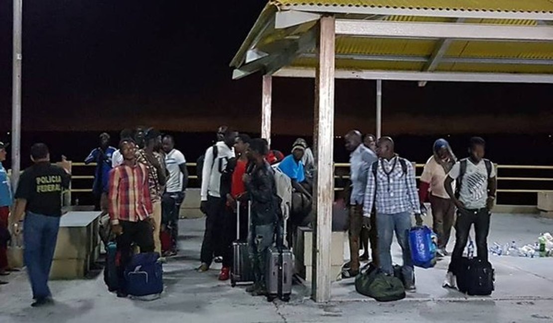 Barco à deriva com 25 imigrantes é resgatado na costa do Maranhão, diz governo do Estado