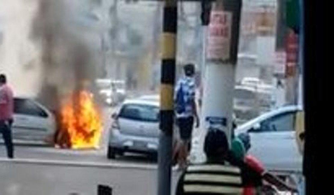 Carro incendeia perto da Praça do Pirulito após possível pane elétrica
