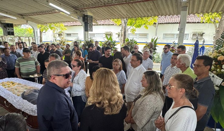 Em cortejo emocionante, Arapiraca se despede do professor Moacir Teófilo, ícone da Educação em Alagoas; assista
