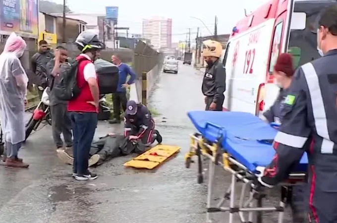 Motociclista é atropelado por carro em cruzamento entre Cambona e Bom Parto, em Maceió