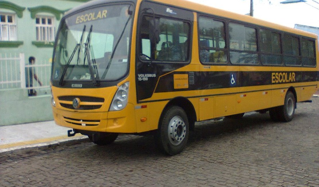 Ônibus escolares são usados no transporte de adultos para festas em Alagoas