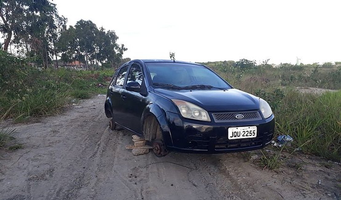 Carro abandonado é encontrado dentro de mata por trás da Ufal